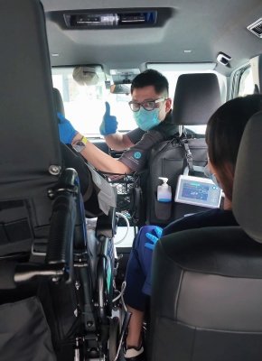 一站醫護通醫護人員在護送車內全程監測，並配備專業醫療監測螢幕確保安全