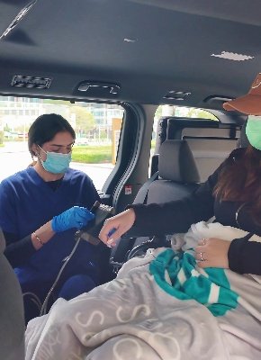 專業護士在一站醫護通護送車內為病人提供細心護理，展現點對點護送的關懷