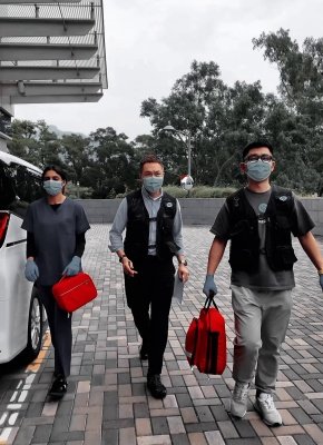 一站醫護通醫護團隊攜帶專業醫療急救包出動，提供全方位的醫護支援