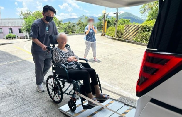 一站醫護通專業人員協助長者使用輪椅斜板進入無障礙醫療護送車