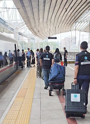 一站醫護通醫護團隊攜帶專業醫療急救包出動，提供全方位的醫護支援